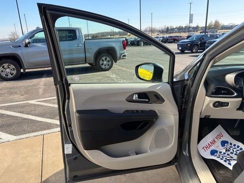 Used 2023 Chrysler Pacifica Touring-L image 9