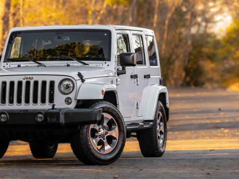 Used 2017 Jeep Wrangler Unlimited Sahara w/ Connectivity Group image 32