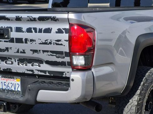 Used 2019 Toyota Tacoma TRD Off-Road w/ Technology Package AWD/4WD image 11