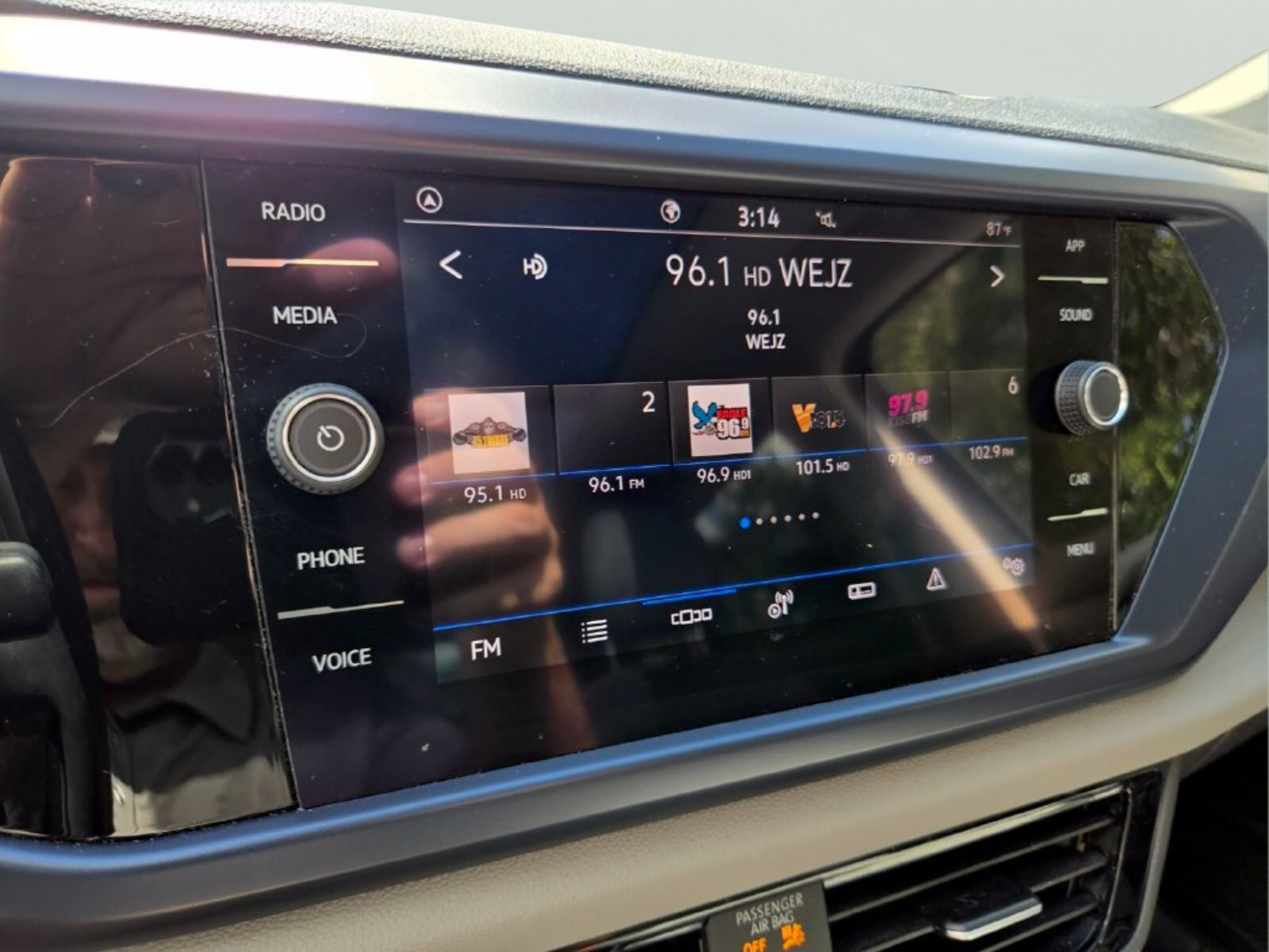 Used 2022 Volkswagen Taos SE w/ Panoramic Sunroof Package FWD image 27
