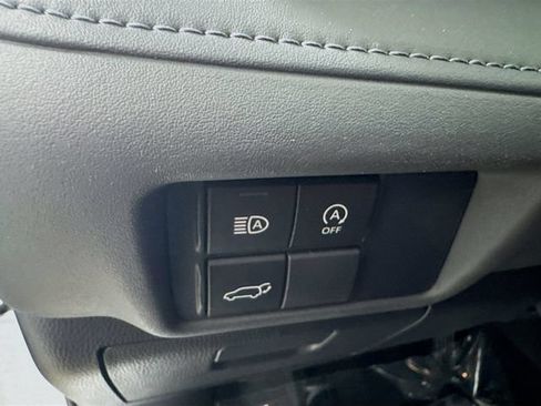 Used 2023 Toyota Highlander XLE AWD/4WD image 11