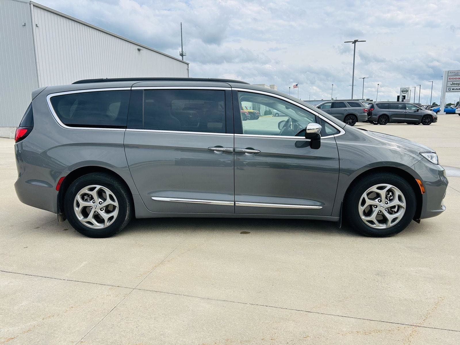 Used 2023 Chrysler Pacifica Limited FWD image 44