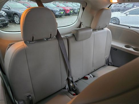Used 2013 Toyota Sienna XLE image 14