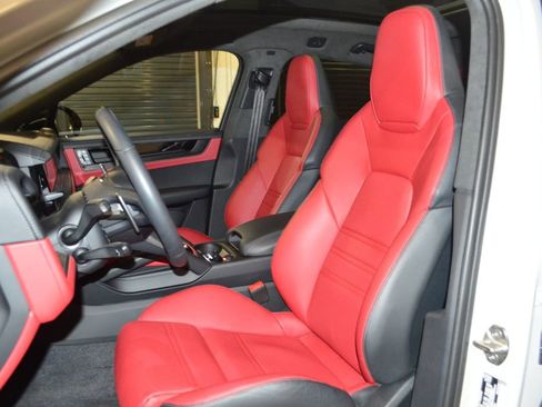 Certified 2026 Porsche Cayenne GTS AWD/4WD image 5