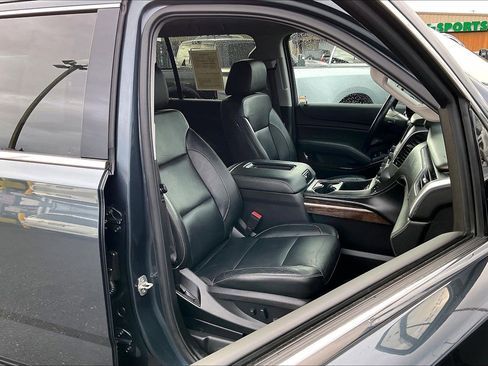 Used 2019 Chevrolet Suburban LT w/ Luxury Package image 7
