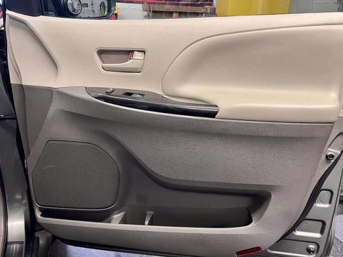 Used 2012 Toyota Sienna LE image 21