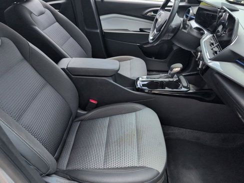 Used 2025 Chevrolet Trax LT w/ LT Convenience Package FWD image 30