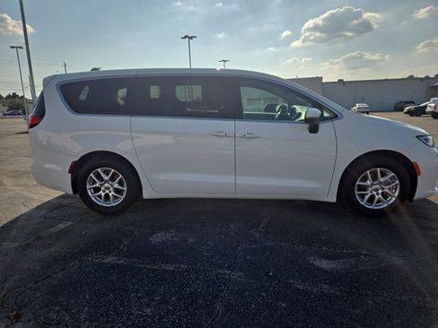 Used 2023 Chrysler Pacifica Touring-L FWD image 9
