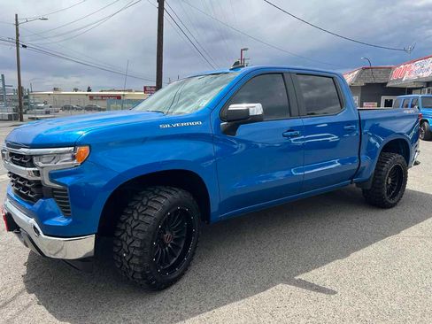 Used 2022 Chevrolet Silverado 1500 LT AWD/4WD image 3