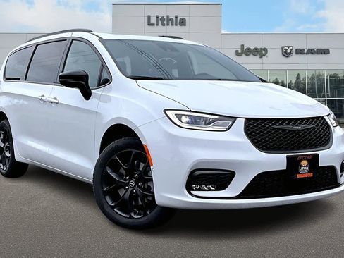 New 2026 Chrysler Pacifica Limited image 22