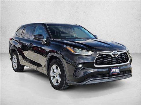 Used 2021 Toyota Highlander LE FWD image 3