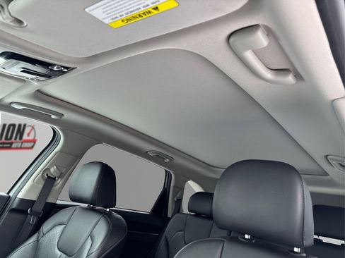Certified 2022 Kia Sorento S w/ Panoramic Sunroof Package image 20