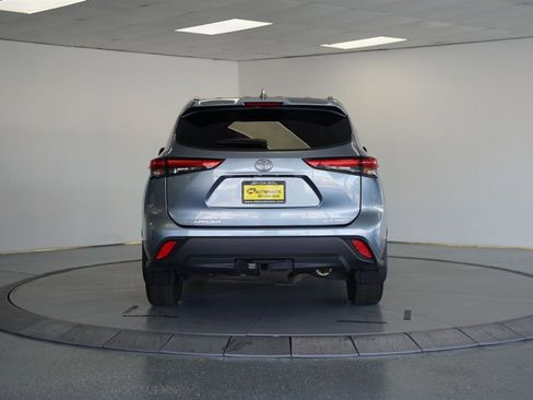 Used 2022 Toyota Highlander XLE AWD/4WD image 6