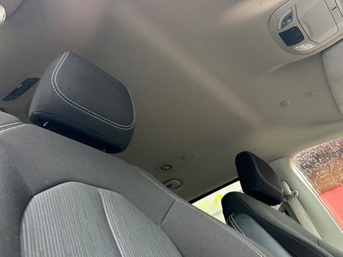 Used 2023 Chrysler Voyager LX image 15