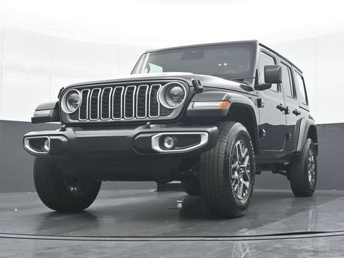 Used 2025 Jeep Wrangler Unlimited Sahara AWD/4WD image 27