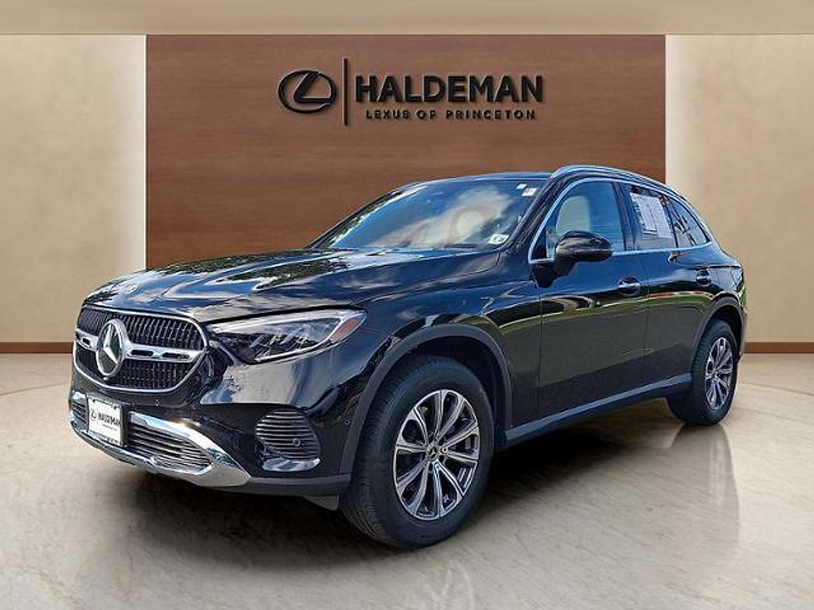 Used 2023 Mercedes-Benz GLC 300 4MATIC image 3
