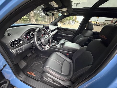 Used 2025 Honda Pilot TrailSport image 14