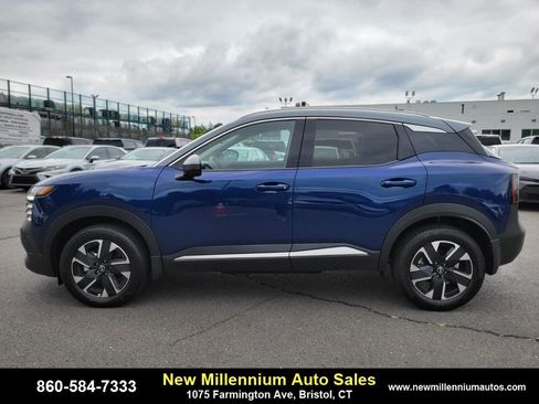 Used 2025 Nissan Kicks SR image 2