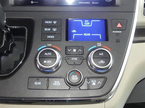 Used 2018 Toyota Sienna XLE Premium image 38