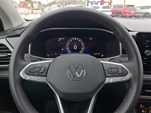 Certified 2025 Volkswagen Taos SE image 19