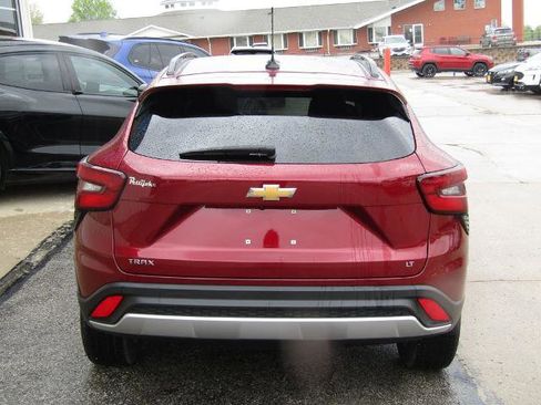 Used 2025 Chevrolet Trax LT w/ LT Convenience Package FWD image 4