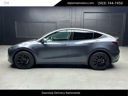 Used 2022 Tesla Model Y Long Range image 3