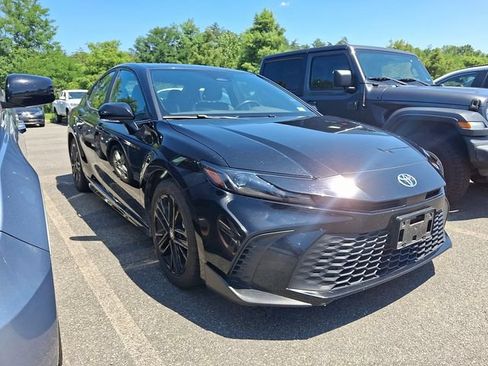 Used 2025 Toyota Camry SE FWD image 3