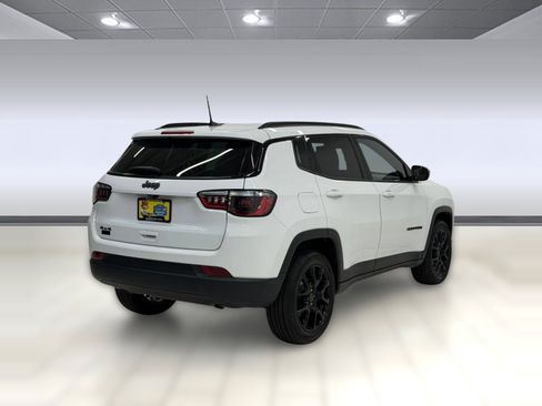 Used 2025 Jeep Compass Latitude w/ Convenience Group AWD/4WD image 7