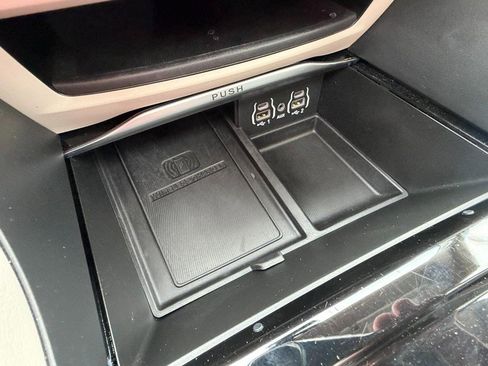 Used 2024 Chrysler Pacifica Limited FWD image 56
