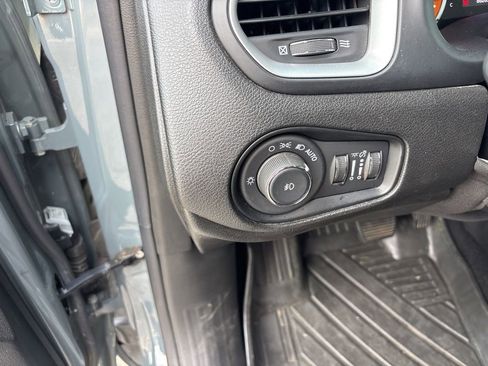 Used 2018 Jeep Renegade Latitude FWD image 24