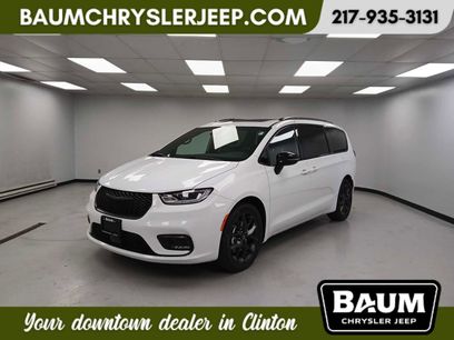 New 2026 Chrysler Pacifica Limited w/ Uconnect Theater Family Group