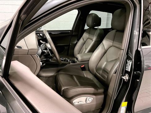 Certified 2024 Porsche Macan image 5