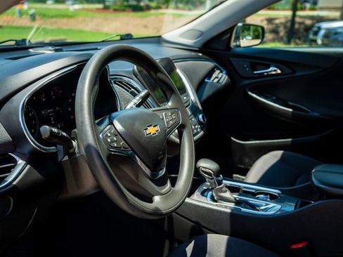 Used 2021 Chevrolet Malibu LT FWD image 31