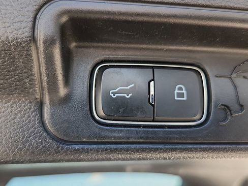 Used 2020 Ford Explorer XLT w/ Equipment Group 202A AWD/4WD image 23