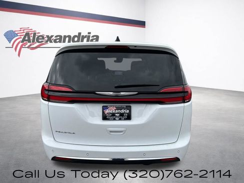 Used 2024 Chrysler Pacifica Touring-L FWD image 7