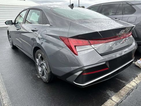 Used 2025 Hyundai Elantra SEL FWD image 2