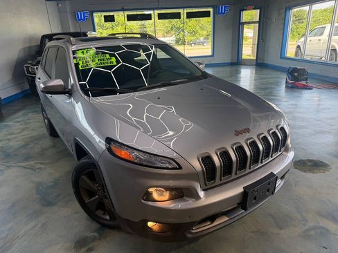 Used 2016 Jeep Cherokee Latitude FWD image 12