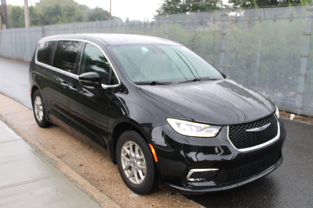 Used 2025 Chrysler Pacifica Select FWD image 4