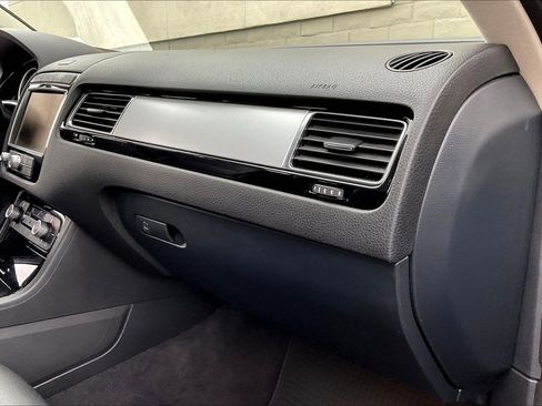 Used 2016 Volkswagen Touareg Sport image 16