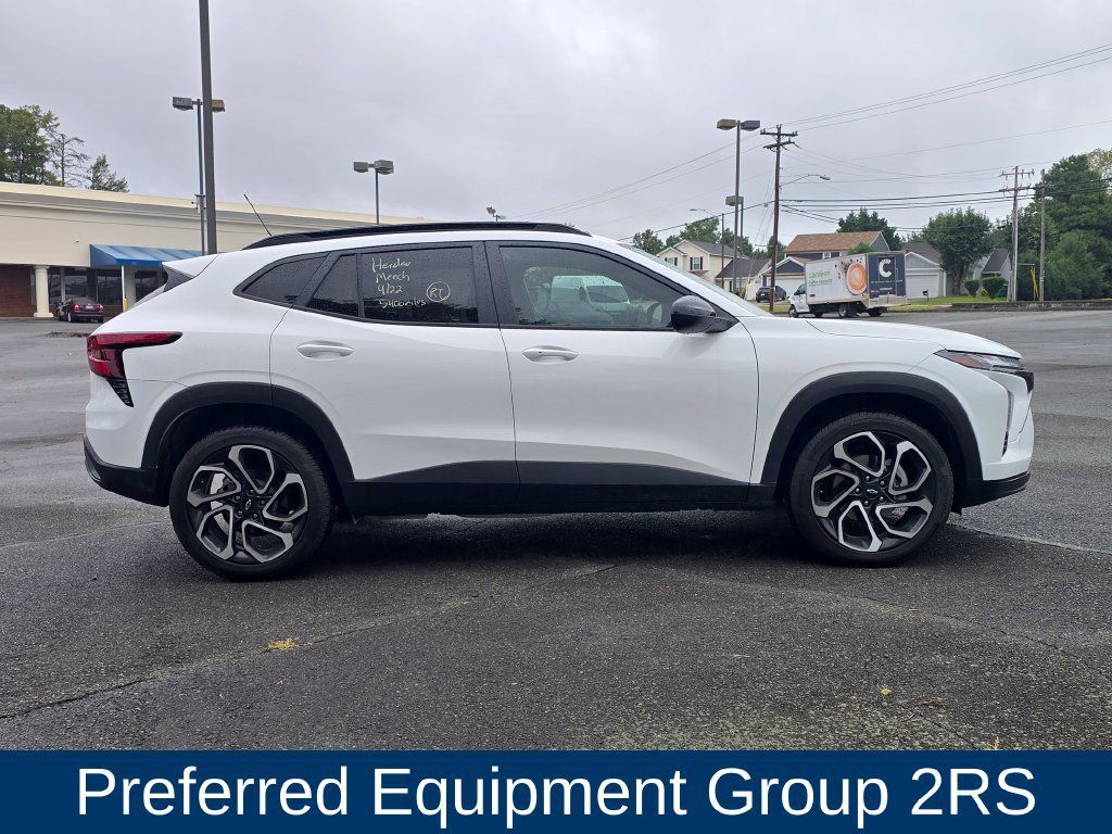 Used 2025 Chevrolet Trax RS w/ Sunroof Package FWD image 2