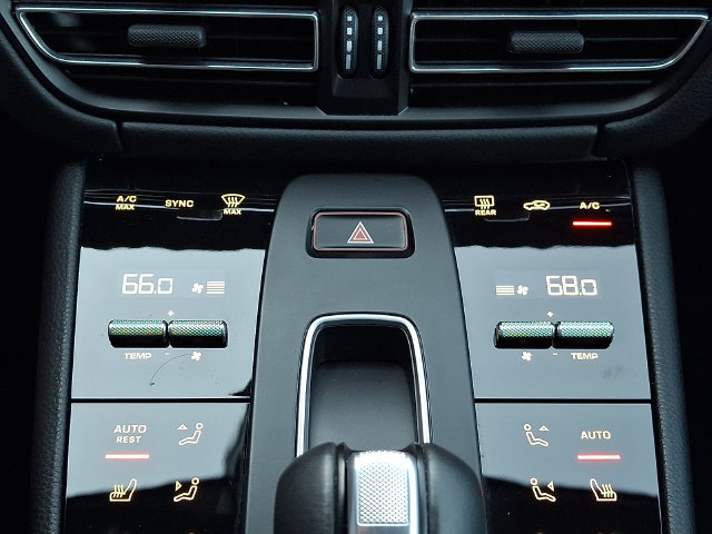 Certified 2025 Porsche Macan AWD/4WD image 19