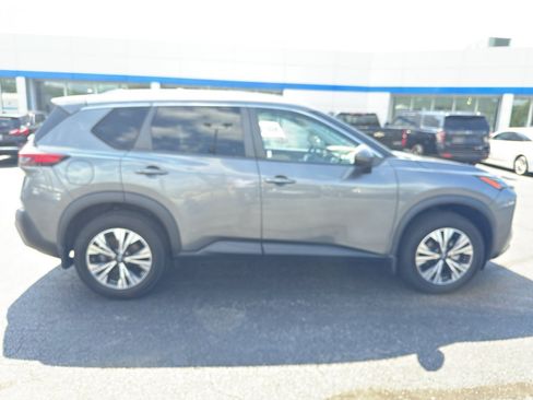 Used 2022 Nissan Rogue SV w/ SV Premium Package FWD image 3