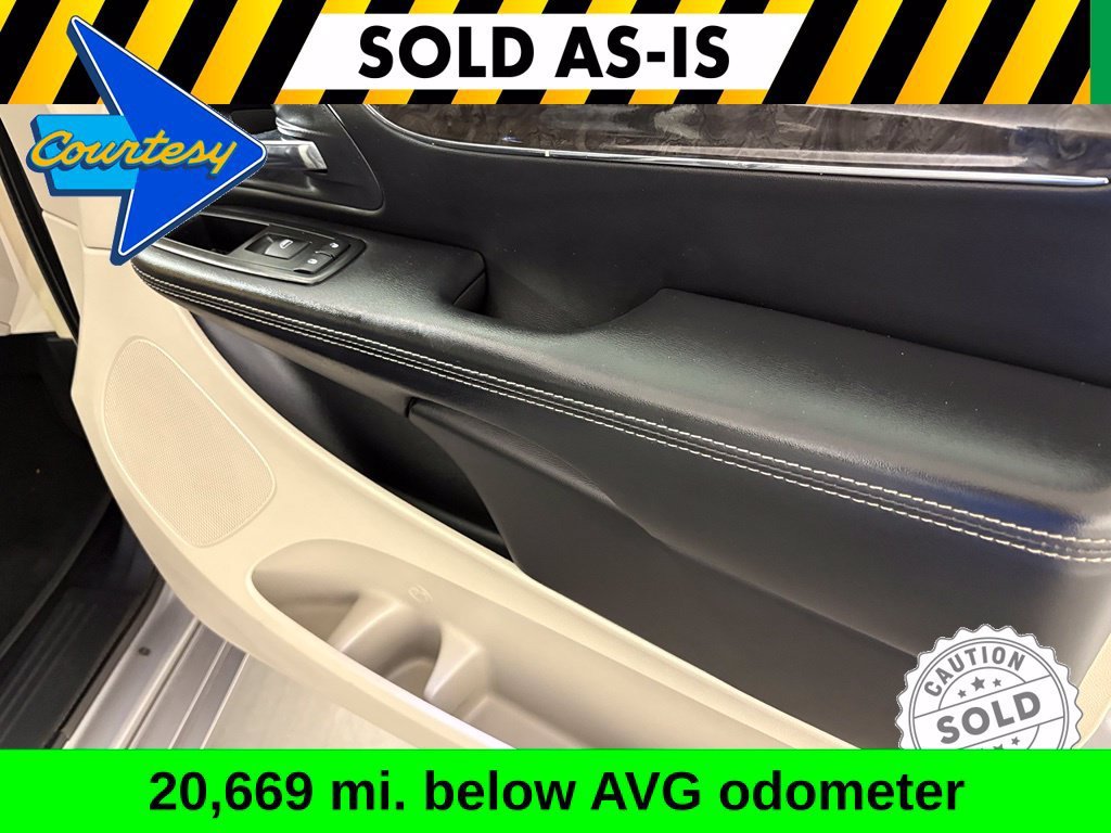 Used 2014 Chrysler Town & Country Touring FWD image 29