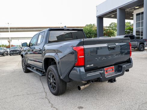 Certified 2025 Toyota Tacoma SR5 w/ SR5 Upgrade Package AWD/4WD image 9