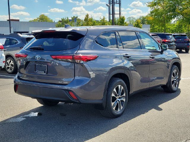 Used 2022 Toyota Highlander XLE AWD/4WD image 4
