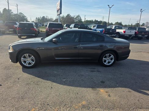 Used 2013 Dodge Charger SE image 2