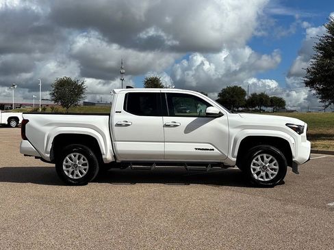 Used 2025 Toyota Tacoma SR5 AWD/4WD image 5