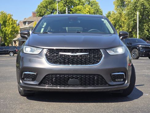 Used 2023 Chrysler Pacifica Touring-L FWD image 18