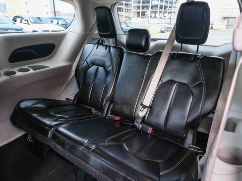 Used 2023 Chrysler Pacifica Touring-L FWD image 20