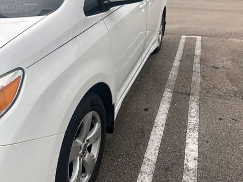 Used 2020 Toyota Sienna LE image 2